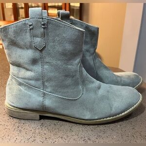 Old Navy women’s 8 ankle boots, faux suede, flat, dove grey